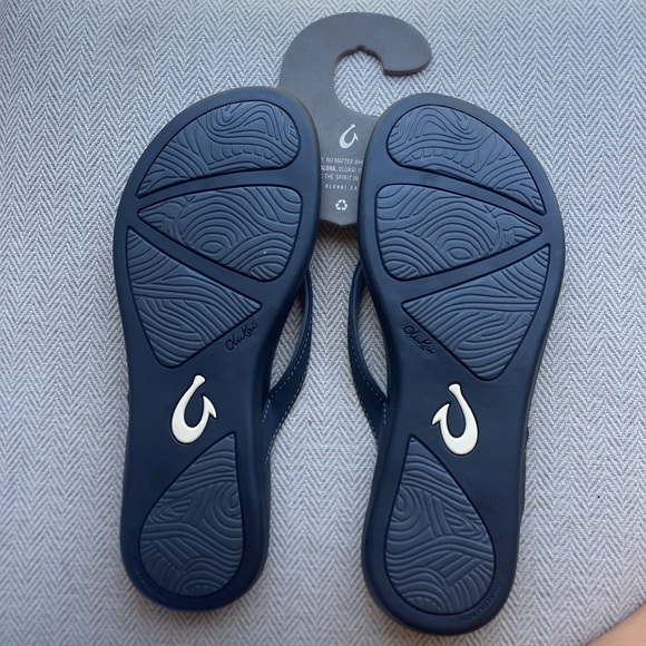 NWT! Olukai Ho’opio Flip Flops. Black. 7. - Picture 5 of 5